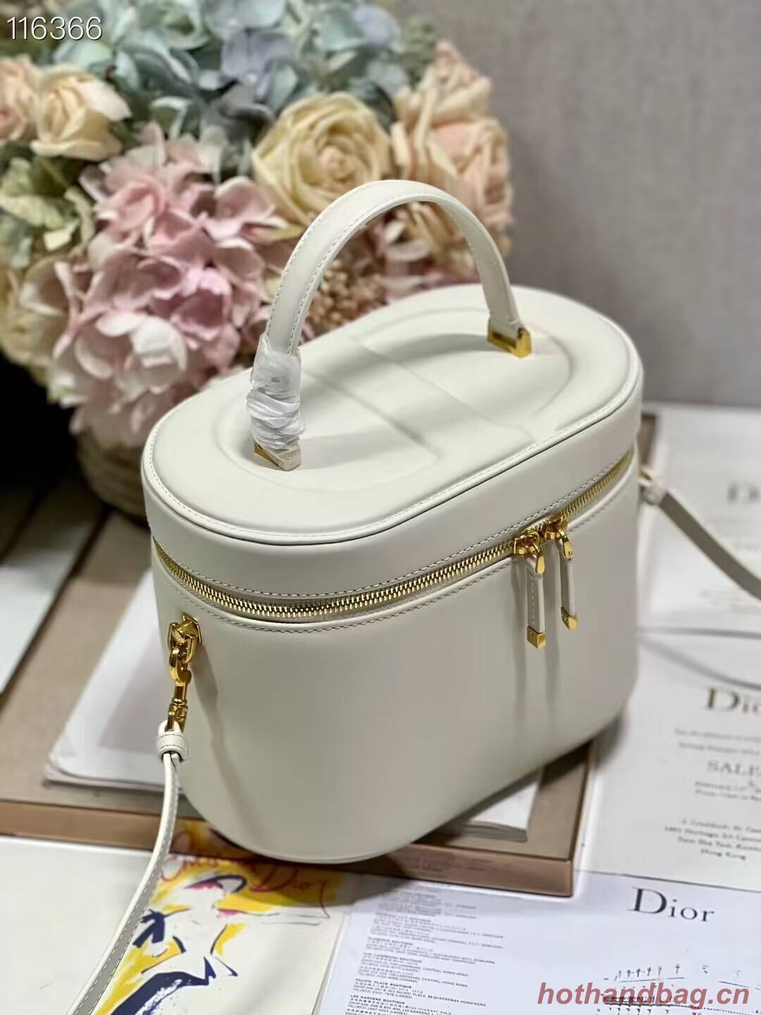 MEDIUM CD SIGNATURE VANITY CASE Calfskin with Embossed CD Signature S2202UTZQ Latte MEDIUM CD SIGNATURE VANITY CASE Calfskin with Embossed CD Signature S2202UTZQ Latte