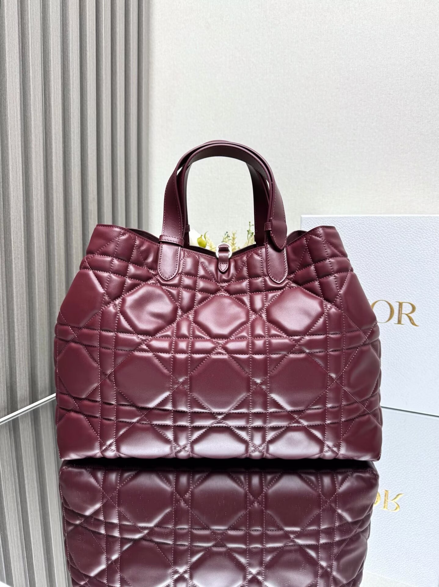 LARGE DIOR TOUJOURS BAG Latte Macrocannage Calfskin M6233 Wine LARGE DIOR TOUJOURS BAG Latte Macrocannage Calfskin M6233 Wine